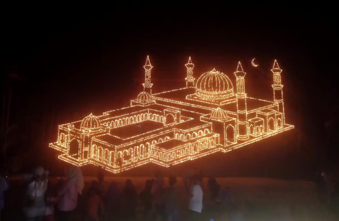 
 📸 Menara lampu colok karya warga Dusun Kampung Parit, Desa Pangkalan Batang Barat, Bengkalis menerangi malam 7 likur menjelang Idul Fitri tahun 2025.(Ist)