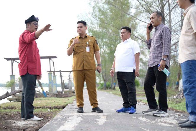 
 Anggota DPRD Boby Kurniawan bersama Pj. Kades Dodi Islami saat meninjau pantai terdampak abrasi