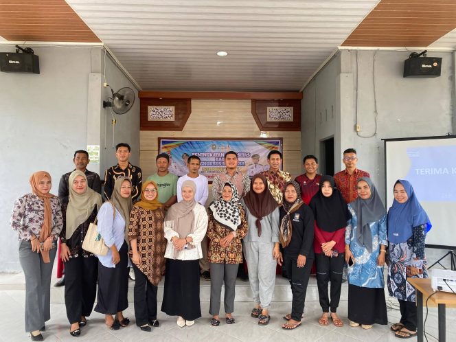 
 Pj. Kades Bersama Pengurus BUMDes Perapat Tunggal di kegiatan pelatihan peningkatan kapasitas