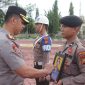 Foto bersilang Aipda Asmadi dibawa personel saat upacara PTDH di Polres Bengkalis.