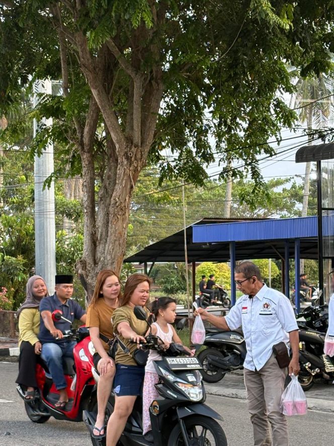
 Kegiatan bagi bagi takjil di jln Hangtuah