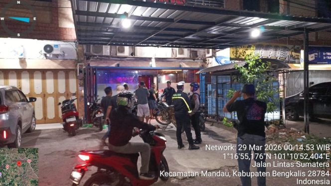 
 📸 Petugas gabungan saat razia narkoba di tempat hiburan malam Kecamatan Mandau.
