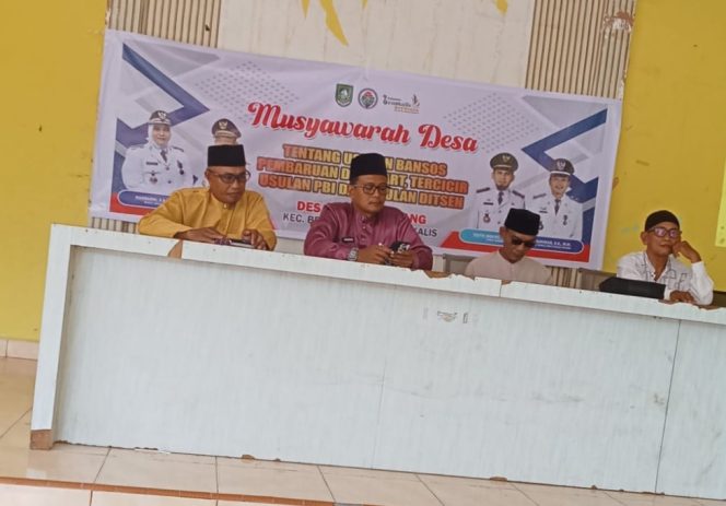 
 Pj. Kades Budiman SE MM bersama Ketua BPD dan ketua LPMD di acara Musdes