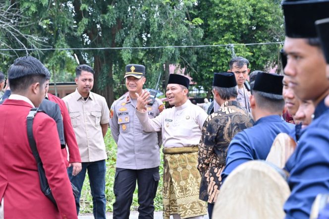 
 Wabub Bagus Santoso didampingi Kapolres saat menghadiri Hima Persis