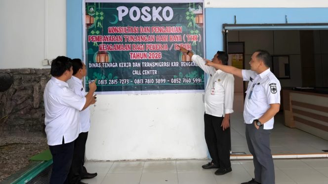 
 📸 Spanduk Posko Konsultasi dan Pengaduan THR 2026 terpasang di kantor Disnakertrans Bengkalis, Kecamatan Bathin Solapan.