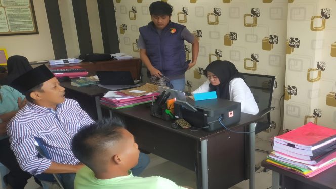 
 📸 Sejumlah orang tua korban mendatangi Unit PPA Satreskrim Polres Bengkalis, Senin (9/3/2026) untuk meminta kejelasan penanganan kasus dugaan pencabulan terhadap delapan anak perempuan.
