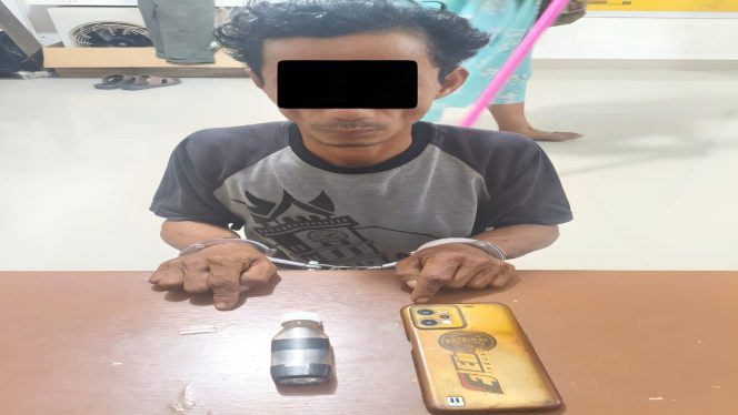 
 📸 Tersangka D.G bersama barang bukti paket sabu, telepon genggam, dan alat hisap (bong).