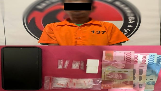 
 📸 Polisi mengamankan tersangka dan barang bukti sabu.