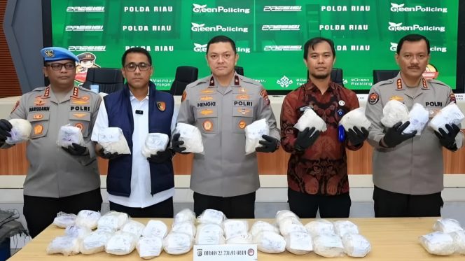 
 📸 Wakapolda Riau Brigjen Hengki Haryadi (tengah) bersama pejabat Ditresnarkoba menunjukkan barang bukti heroin seberat 22,7 kilogram dalam konferensi pers di Pekanbaru, Kamis (5/3/2026).