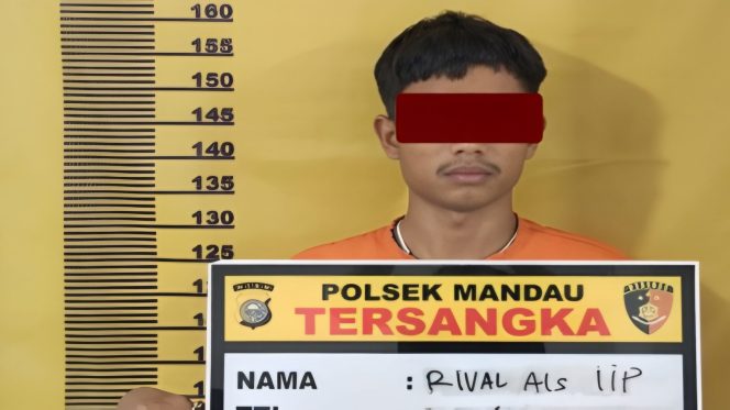 
 📸 Polisi mengamankan mekanik berinisial R yang diduga menggelapkan sepeda motor pelanggan di Mandau, Bengkalis.