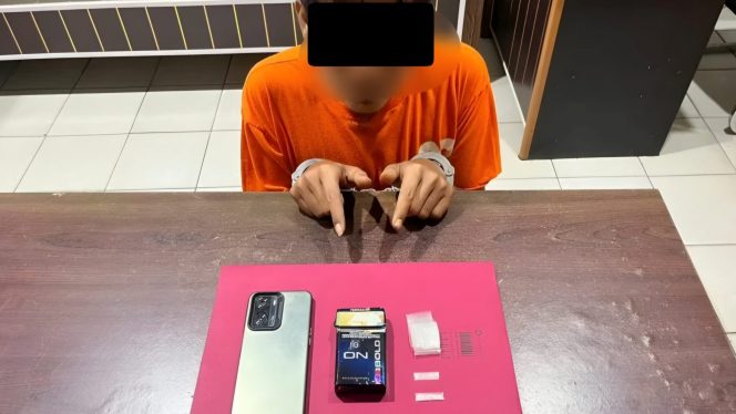 
 📸 Polisi mengamankan tersangka H berikut dua paket sabu dari barang bukti lainnya.