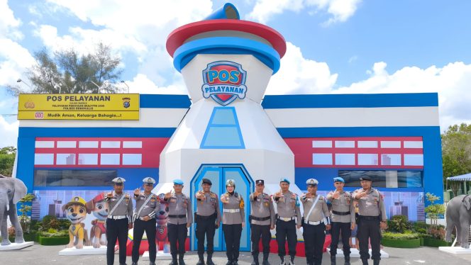 
 📸 Personil Satlantas Polres Bengkalis melakukan pengaturan lalu lintas di Pos Yan Pokok Jengkol, Mandau, dalam Operasi Ketupat Lancang Kuning 2026.