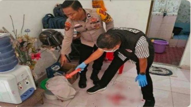 
 📸 Polisi melakukan olah TKP kasus pembunuhan perempuan di rumah kontrakan di Dumai.