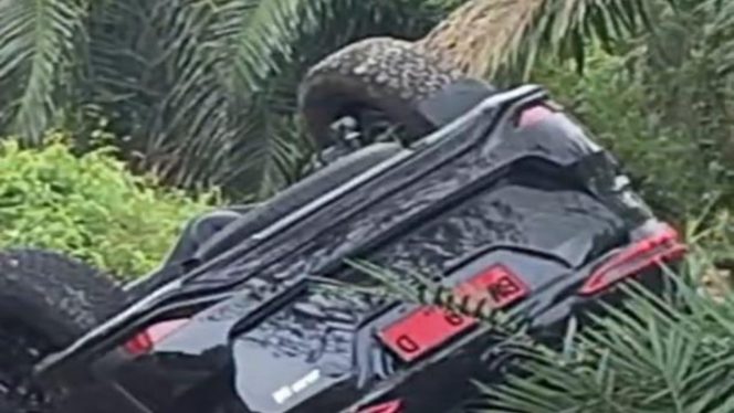 
 📸 Kondisi mobil dinas DPRD Bengkalis terlibat kecelakaan di ruas Jalan Lintas Dumai–Pakning, Selasa (31/3/2026).
