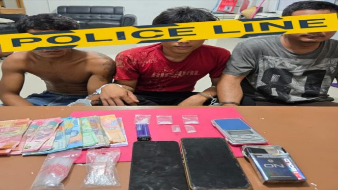 
 📸 Tiga tersangka kasus sabu diamankan Polsek Mandau beserta barang bukti.
