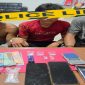 Tiga tersangka dan barang bukti.
