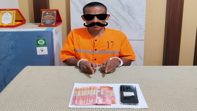 
 📸 Tersangka kasus sabu diamankan dengan barang bukti di Polsek Pinggir.