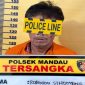 Penangkapan seorang pria oleh polisi dengan tangan diborgol di kantor kepolisian.