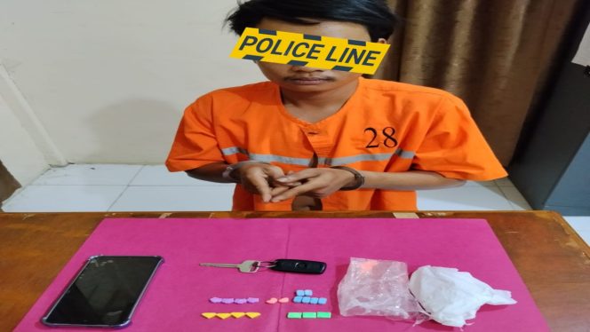 
 📸 Tersangka AS (28) bersama barang bukti.