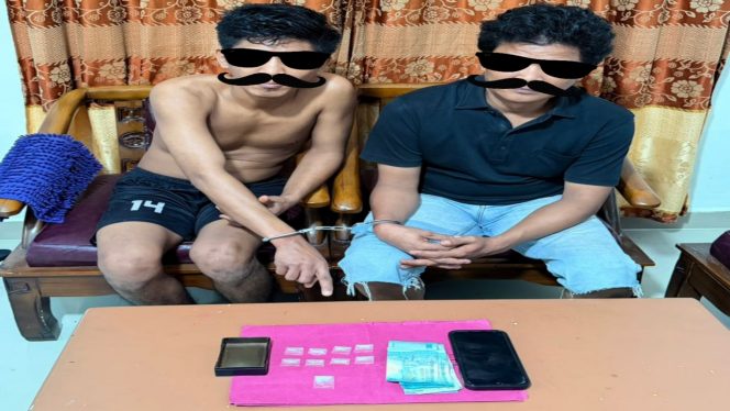 
 📸 Dua pria terduga pelaku narkotika beserta barang bukti diamankan Polsek Mandau.
