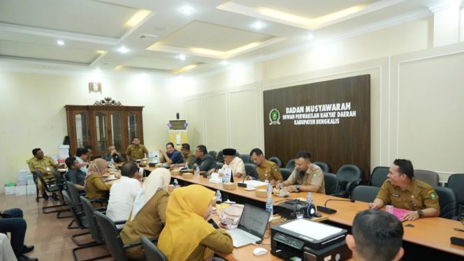 
 📸 Banmus DPRD Bengkalis menggelar rapat penyusunan agenda kerja untuk memperkuat ritme kerja lembaga legislatif.

