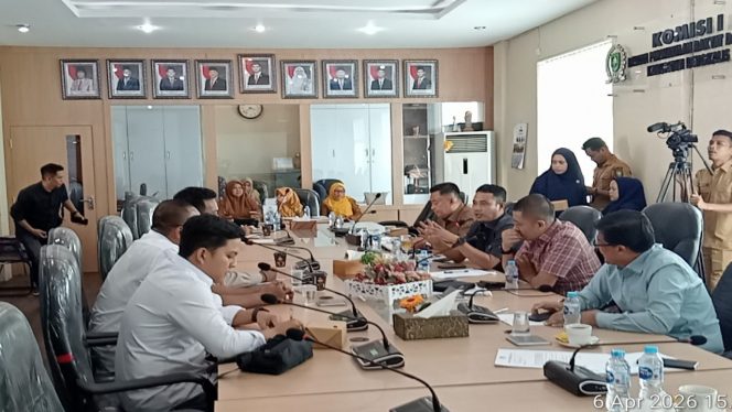 
 📸 Rapat lintas komisi DPRD Bengkalis membahas krisis distribusi BBM bersubsidi, Senin (6/4/2026).
