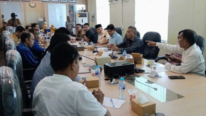 
 📸 Rapat DPRD Bengkalis membahas evaluasi kinerja PDAM Tirta Terubuk terkait gangguan distribusi air bersih.
