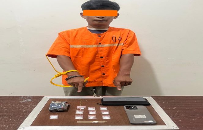 
 📸 Tersangka B.S.D (29) bersama barang bukti.
