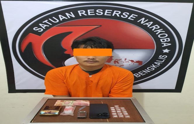 
 📸 Tersangka S.A diamankan bersama barang bukti sabu oleh Satresnarkoba Polres Bengkalis.
