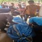 Petugas kepolisian melakukan olah TKP di rumah korban di Desa Tasik Serai, Bengkalis.