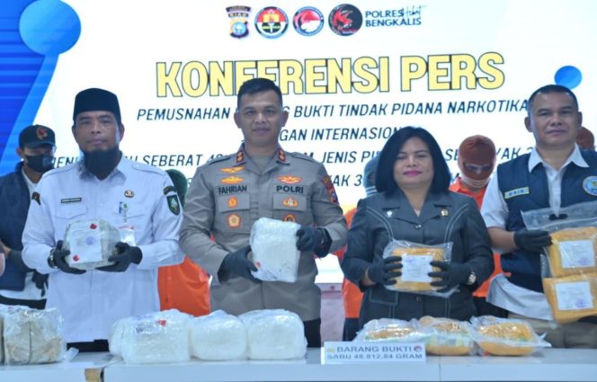 
 📸 Kapolres Bengkalis menunjukkan barang bukti narkotika sebelum dimusnahkan dalam konferensi pers, Rabu, 8 April 2026.
