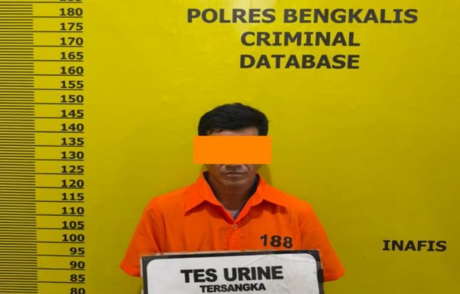 
 📸 Polisi mengamankan warga Pedekik yang diduga membakar lahan gambut di Kelapa Sari.
