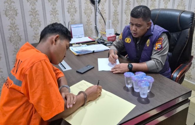 
 📸 Tim Psikologi saat melakukan pemeriksaan kejiwaan terhadap tersangka pembunuhan ayah kandung di Bengkalis.
