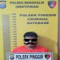 Tersangka kasus dugaan kekerasan seksual anak di Bengkalis saat diamankan polisi.