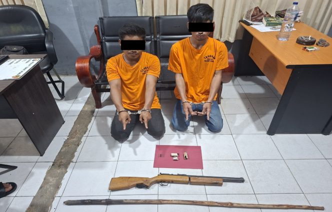 
 📸 Dua pelaku terduga teror senapan angin beserta barang bukti yang diamankan polisi di Rupat Utara, Bengkalis.