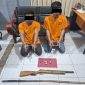 Polisi mengamankan dua pelaku dan barang bukti senapan angin dalam kasus teror di Desa Teluk Rhu, Rupat Utara