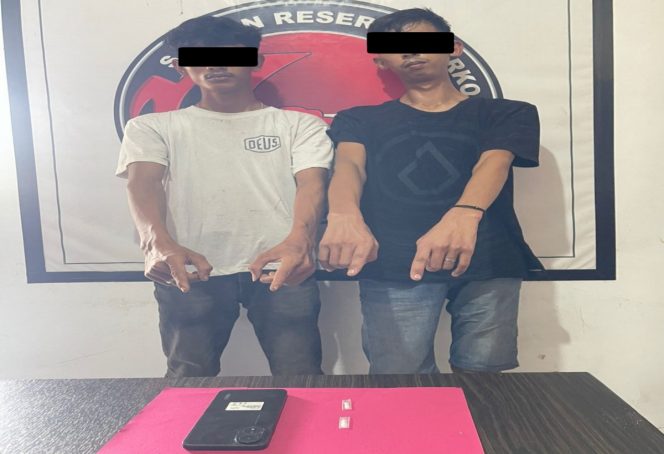 
 📸 Dua tersangka kasus sabu diamankan Polres Bengkalis, satu di antaranya pelajar.
