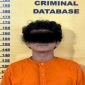 Tersangka NM bersama barang bukti dua paket sabu dan telepon genggam hasil pengungkapan Polsek Mandau di Bengkalis.