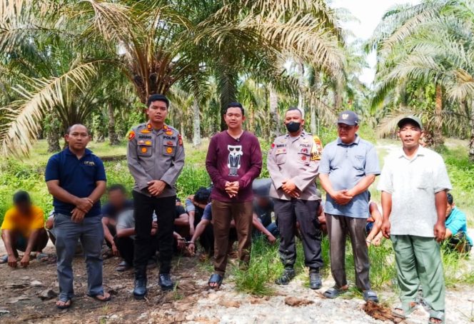
 📸 Polisi mengamankan 17 terduga pengguna narkotika di Desa Muara Basung, Kecamatan Pinggir, Kabupaten Bengkalis.
