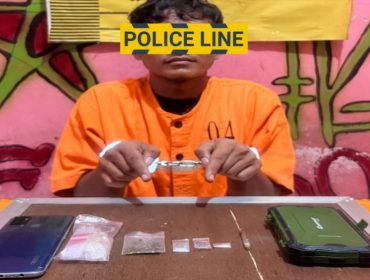 📸 Tim Opsnal Polsek Mandau mengamankan tersangka RS (31) beserta barang bukti sabu, ganja, dan timbangan digital hasil operasi di Desa Air Kulim, Selasa (14/4/2026).