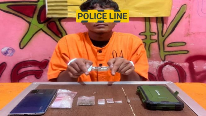
 📸 Tim Opsnal Polsek Mandau mengamankan tersangka RS (31) beserta barang bukti sabu, ganja, dan timbangan digital hasil operasi di Desa Air Kulim, Selasa (14/4/2026).