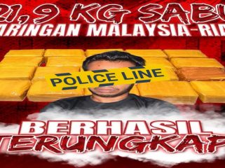 📸Tersangka R alias Adi  beserta barang bukti sabu seberat 21,9 kilogram yang disita dari kamar hotel di Bengkalis, Riau.