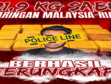 📸Tersangka R alias Adi  beserta barang bukti sabu seberat 21,9 kilogram yang disita dari kamar hotel di Bengkalis, Riau.