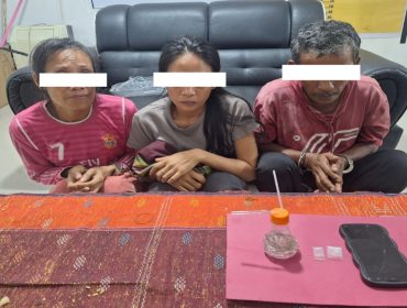 📸 Polisi mengamankan tiga tersangka dan barang bukti kasus narkotika di Bathin Solapan, Bengkalis.
