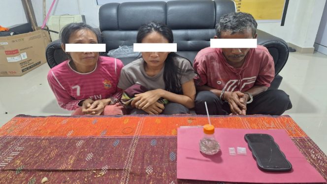 
 📸 Polisi mengamankan tiga tersangka dan barang bukti kasus narkotika di Bathin Solapan, Bengkalis.
