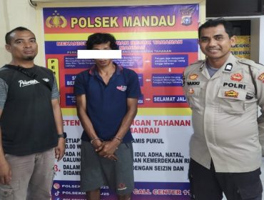 📸 Polisi mengamankan pelaku curanmor Mandau berinisial LDT (33) beserta barang bukti di Polres Bengkalis.
