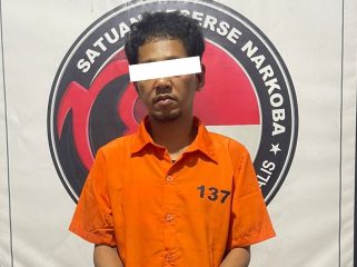 📸 Tersangka pengedar sabu berinisial AT (43) saat diamankan di Mapolres Bengkalis beserta barang bukti narkotika. DOK: HUMAS POLRES BENGKALIS