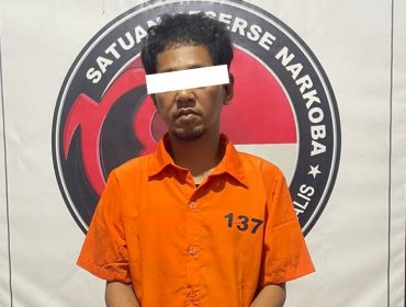 📸 Tersangka pengedar sabu berinisial AT (43) saat diamankan di Mapolres Bengkalis beserta barang bukti narkotika. DOK: HUMAS POLRES BENGKALIS