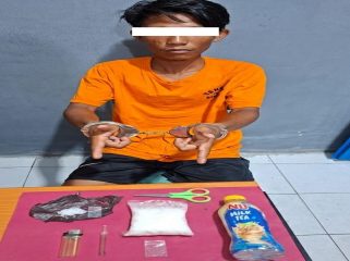 📸 Tersangka beserta barang bukti hasil pengungkapan kasus peredaran sabu di Rupat Utara, Bengkalis.