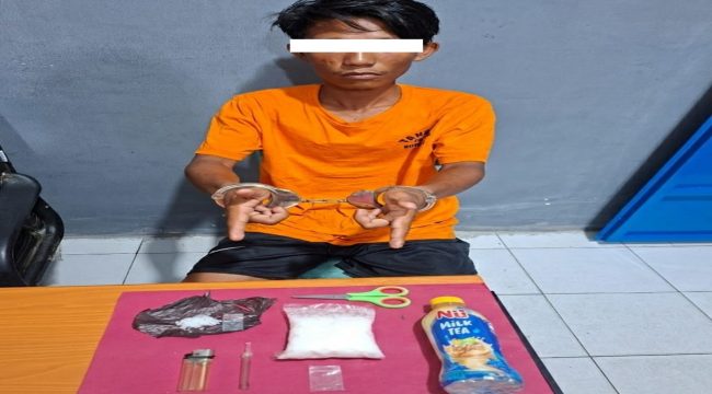 📸 Tersangka beserta barang bukti hasil pengungkapan kasus peredaran sabu di Rupat Utara, Bengkalis.